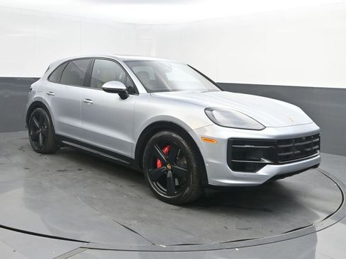 Certified 2025 Porsche Cayenne GTS AWD/4WD image 9