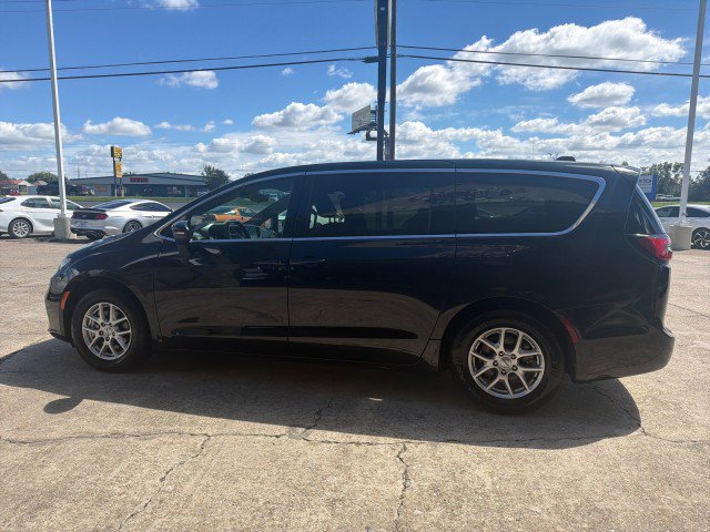 Used 2023 Chrysler Pacifica Touring FWD image 8
