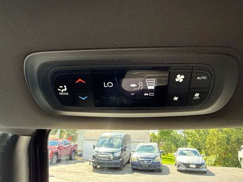 Used 2019 Chrysler Pacifica Touring Plus w/ S Appearance Package FWD image 17
