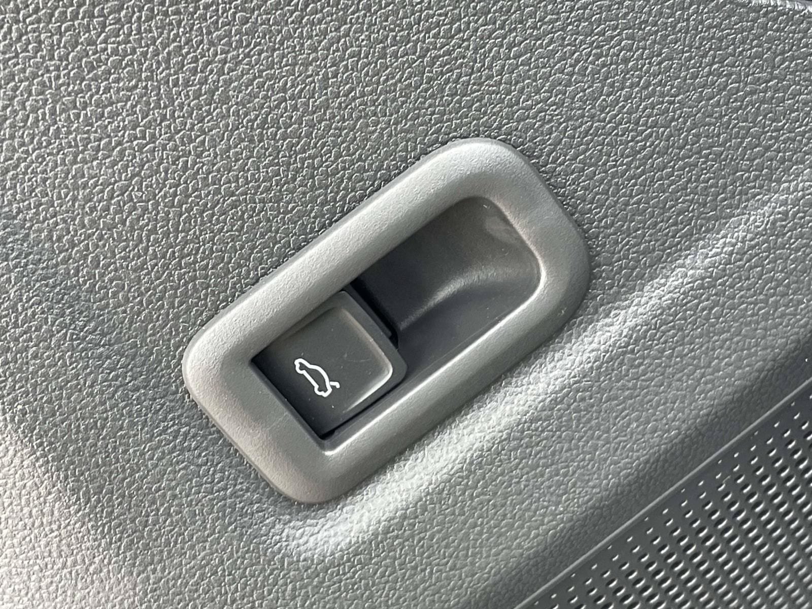 New 2026 Volkswagen Tiguan SE R-Line FWD image 18