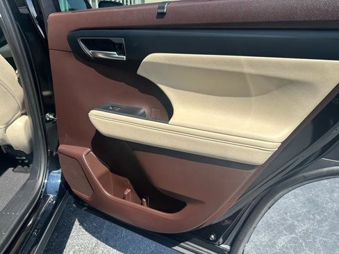 Used 2022 Toyota Highlander XLE image 28