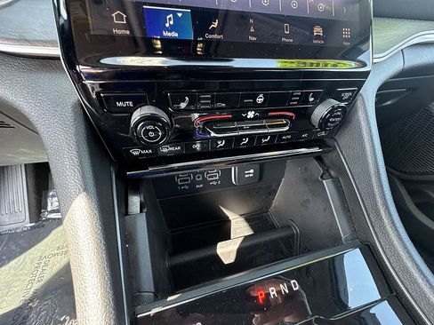 Used 2024 Jeep Grand Cherokee Limited image 34