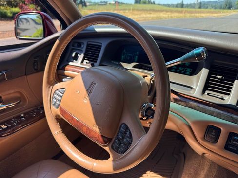 Used 1996 Lincoln Town Car Signature RWD image 19