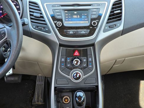 Used 2016 Hyundai Elantra SE w/ Option Group 02 image 18