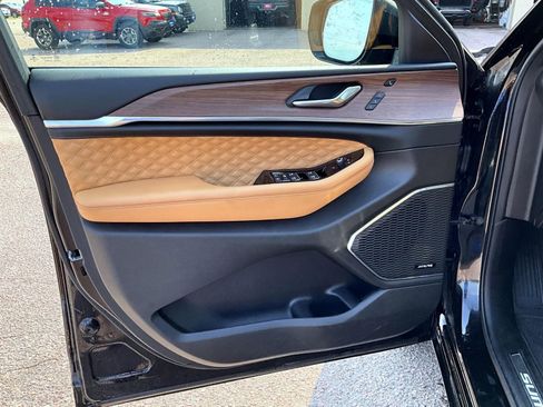 Used 2022 Jeep Grand Cherokee Summit w/ Luxury Tech Group V image 9