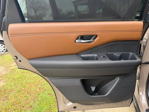 Used 2025 Nissan Pathfinder Platinum image 31