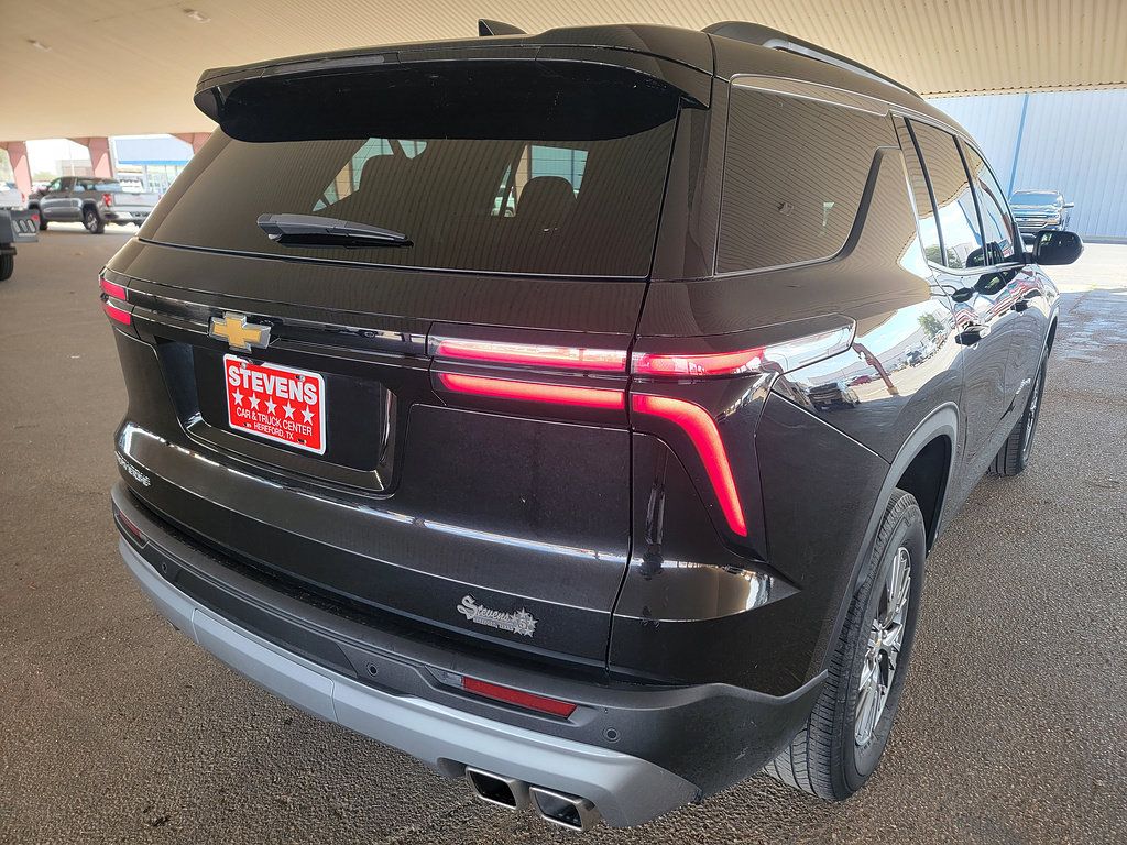 Used 2025 Chevrolet Traverse LT FWD image 4