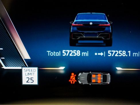 Used 2023 BMW 760i xDrive w/ Luxury Rear Seating Package image 34