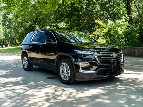 Used 2023 Chevrolet Traverse LT FWD image 2