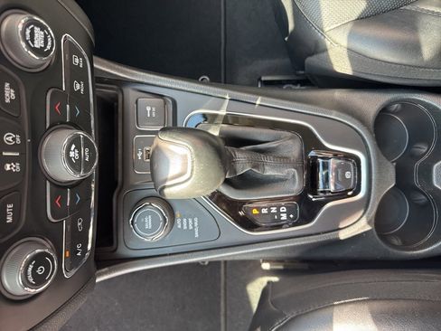 Used 2023 Jeep Cherokee Altitude Lux image 38