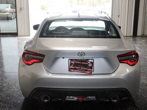 Used 2018 Toyota 86 image 3