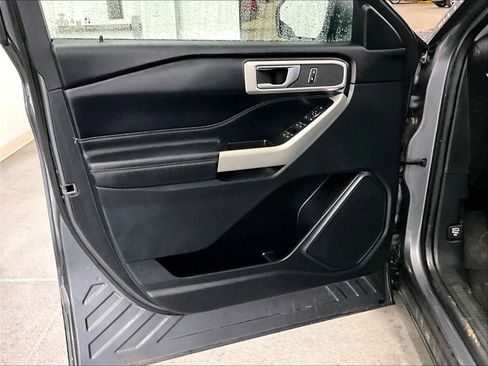 Used 2021 Ford Explorer XLT w/ Equipment Group 202A image 9
