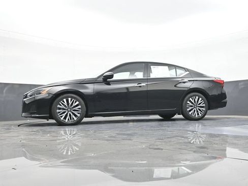 Used 2025 Nissan Altima 2.5 SV FWD image 57