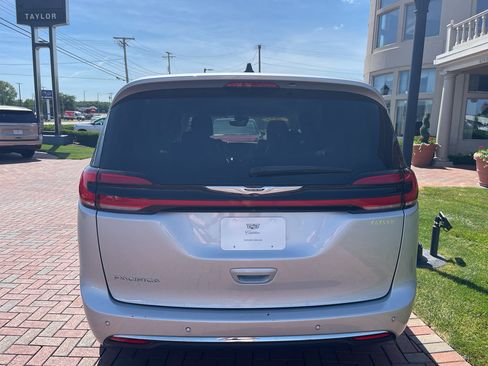 Used 2024 Chrysler Pacifica Touring-L FWD image 7