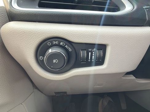 Used 2019 Chrysler Pacifica Touring-L FWD image 20