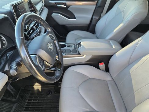 Used 2021 Toyota Highlander Limited image 10