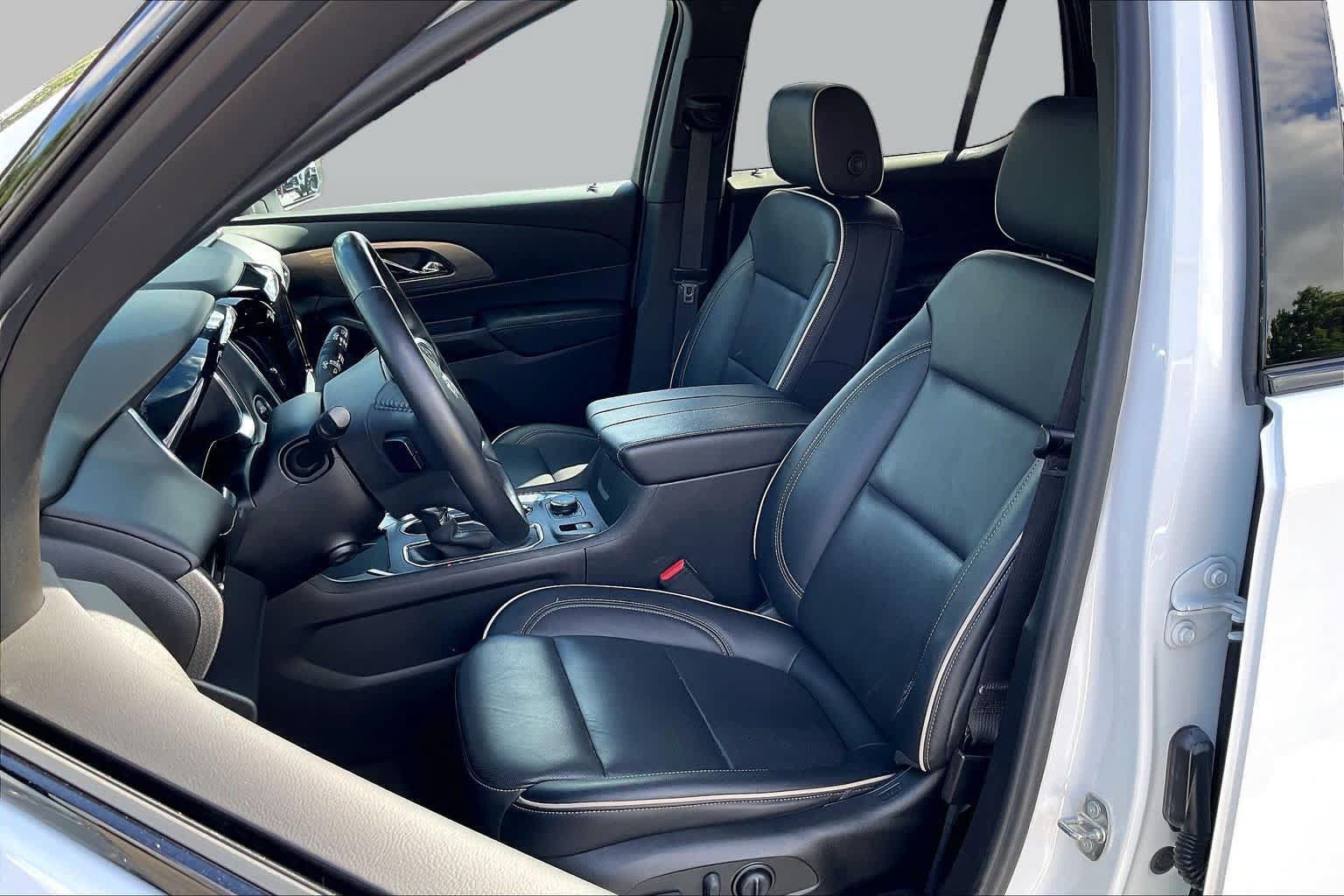 Used 2022 Chevrolet Traverse Premier w/ Redline Edition AWD/4WD image 24