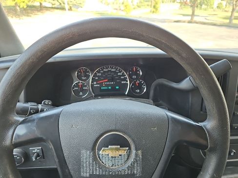 Used 2015 Chevrolet Express 2500 RWD image 18