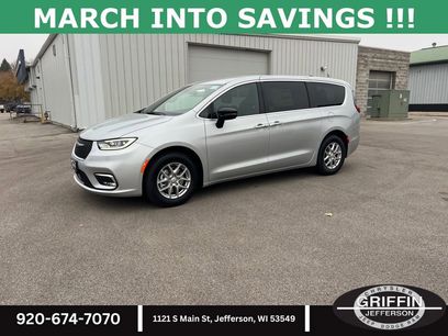 New 2026 Chrysler Pacifica Select