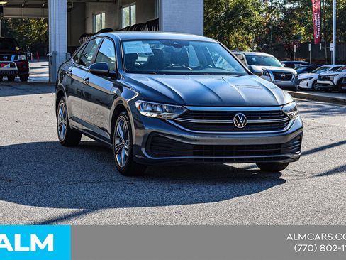 Used 2024 Volkswagen Jetta SE image 6