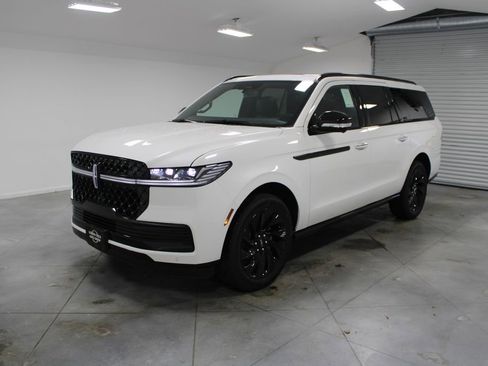 New 2025 Lincoln Navigator L Reserve w/ Jet Appearance Package image 3