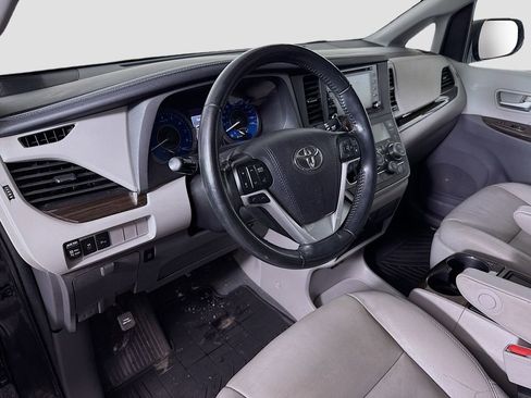 Used 2020 Toyota Sienna XLE image 9
