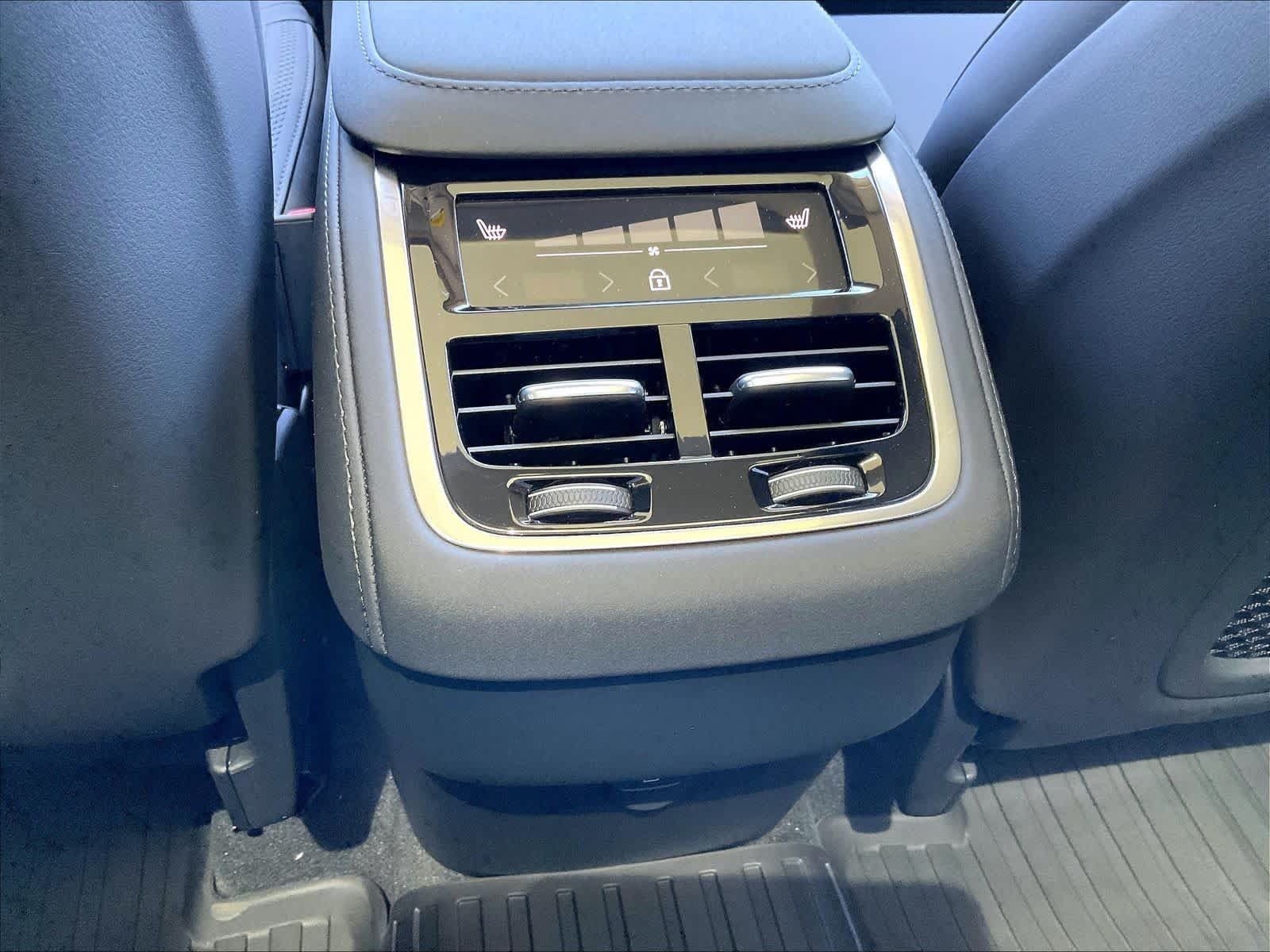New 2027 Volvo XC90 B6 Plus AWD/4WD image 16