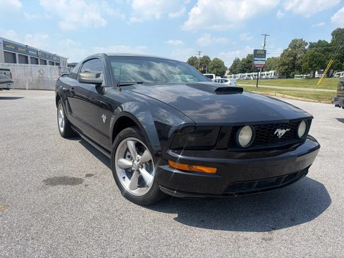 Used 2009 Ford Mustang GT RWD image 2