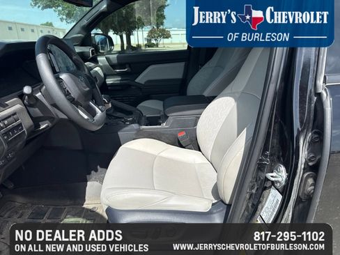 Used 2025 Toyota Tacoma Limited AWD/4WD image 9