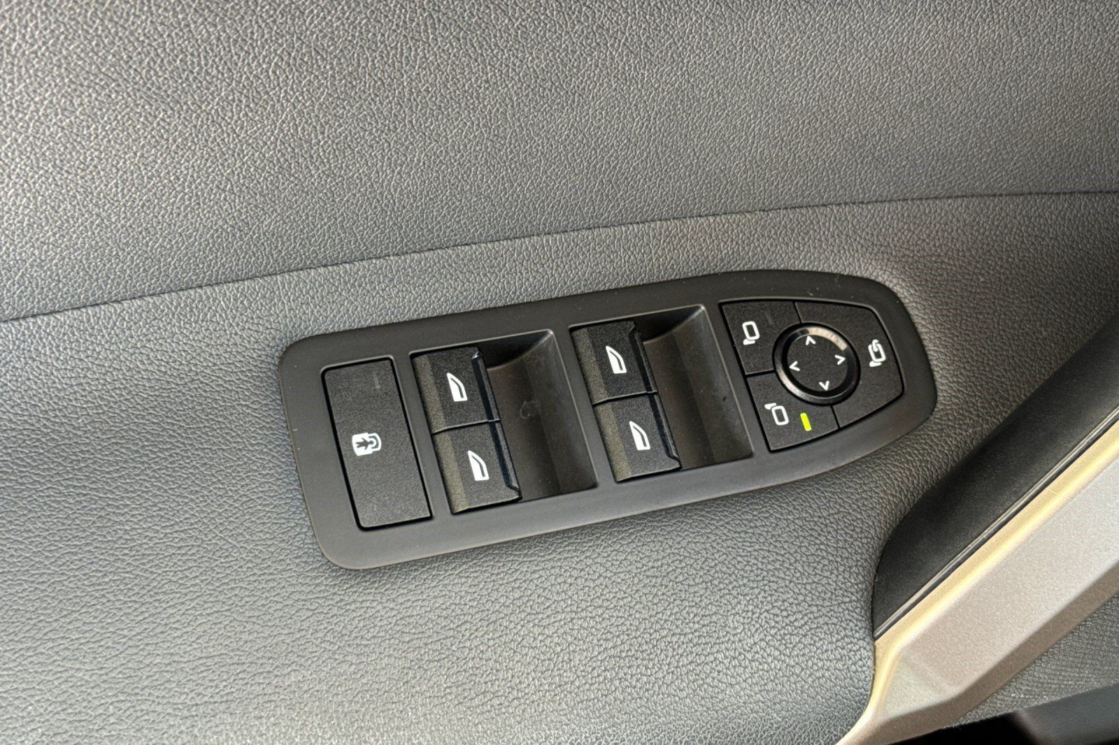Used 2024 BMW iX xDrive50 w/ Sport Package AWD/4WD image 13
