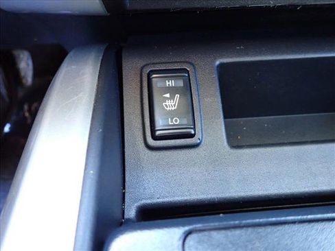 Used 2020 Nissan Titan SL w/ Moonroof Package image 21