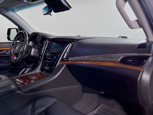 Used 2019 Cadillac Escalade ESV Luxury AWD/4WD image 28