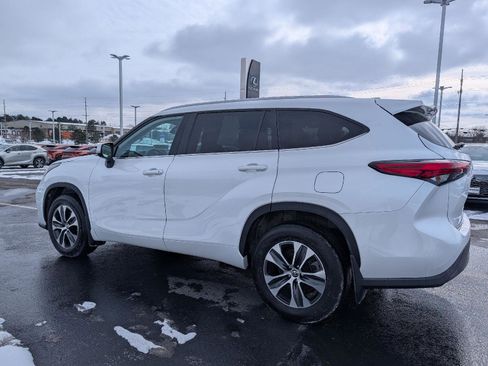 Used 2023 Toyota Highlander XLE image 4