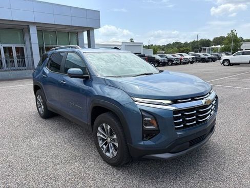 Used 2025 Chevrolet Equinox LT w/ Convenience Package II FWD image 3