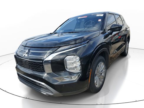 Used 2025 Mitsubishi Outlander SE image 4