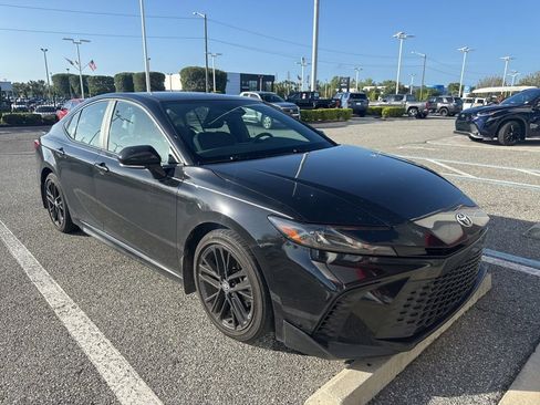 Used 2025 Toyota Camry SE image 2