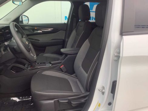 Used 2025 Chevrolet TrailBlazer LT image 3