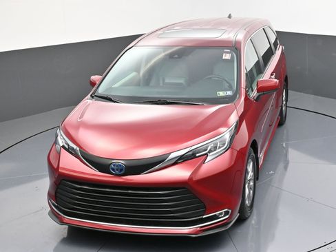Used 2021 Toyota Sienna XLE image 43