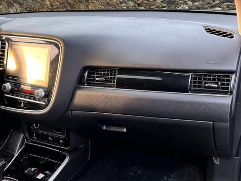 Used 2020 Mitsubishi Outlander ES image 13