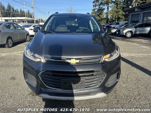 Used 2017 Chevrolet Trax LT w/ Driver Confidence Package image 2