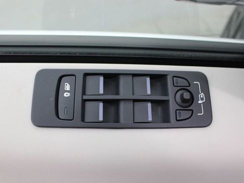 Used 2023 Land Rover Discovery Sport SE image 28