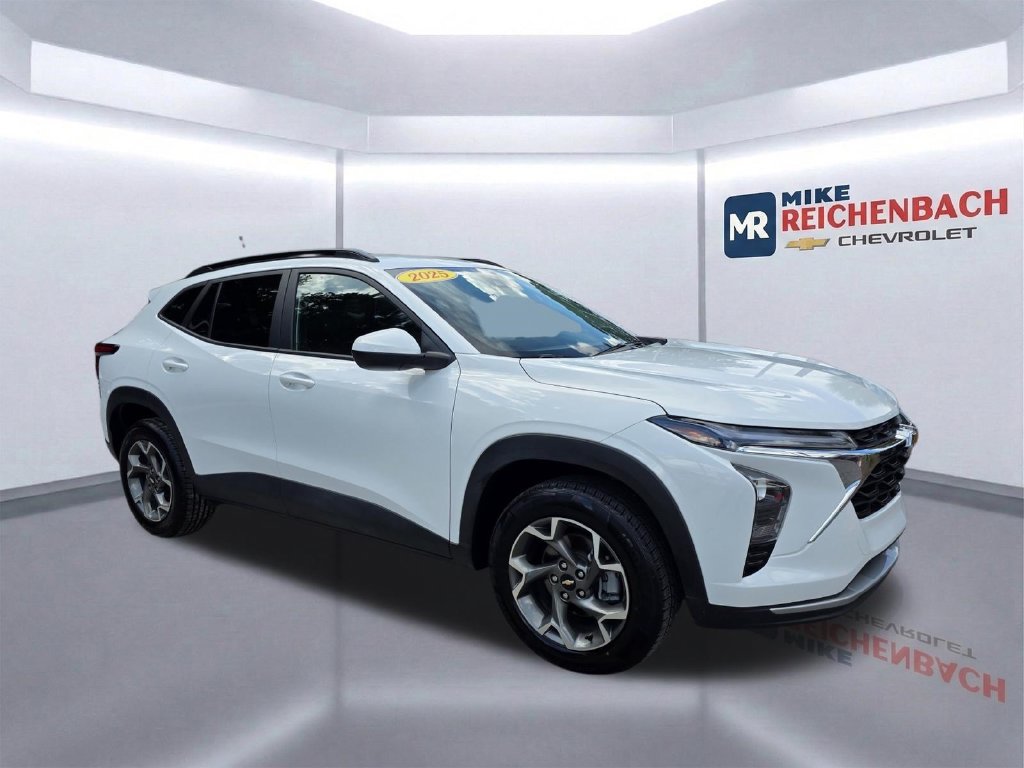 Used 2025 Chevrolet Trax LT FWD image 1