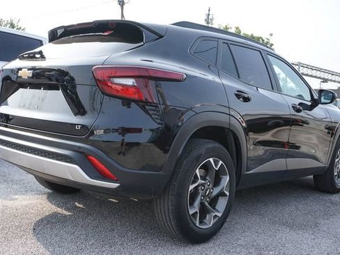 Used 2025 Chevrolet Trax LT w/ Driver Confidence Package FWD image 3