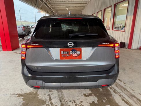 Used 2025 Nissan Kicks SV FWD image 3