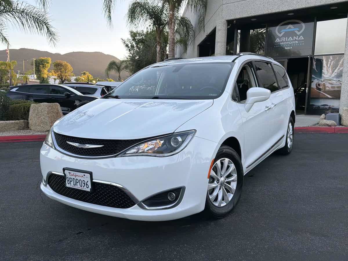 Used 2019 Chrysler Pacifica Touring-L FWD image 2