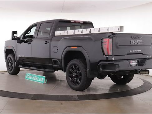 Used 2024 GMC Sierra 2500 AT4 w/ Technology Package AWD/4WD image 8