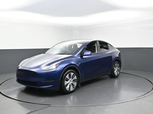 Used 2023 Tesla Model Y Long Range AWD/4WD image 2
