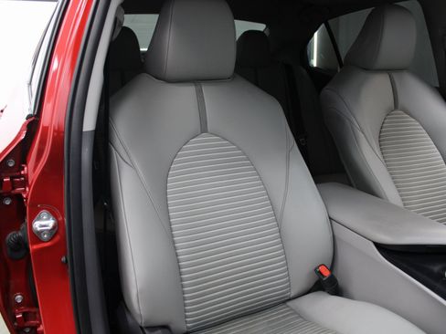 Used 2020 Toyota Camry SE image 30