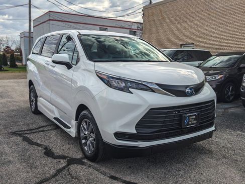 Used 2024 Toyota Sienna LE image 2