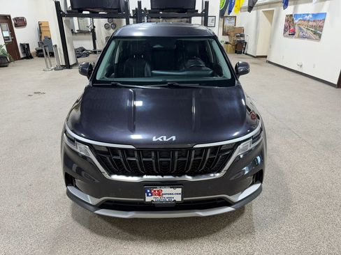 Used 2023 Kia Carnival EX FWD image 3